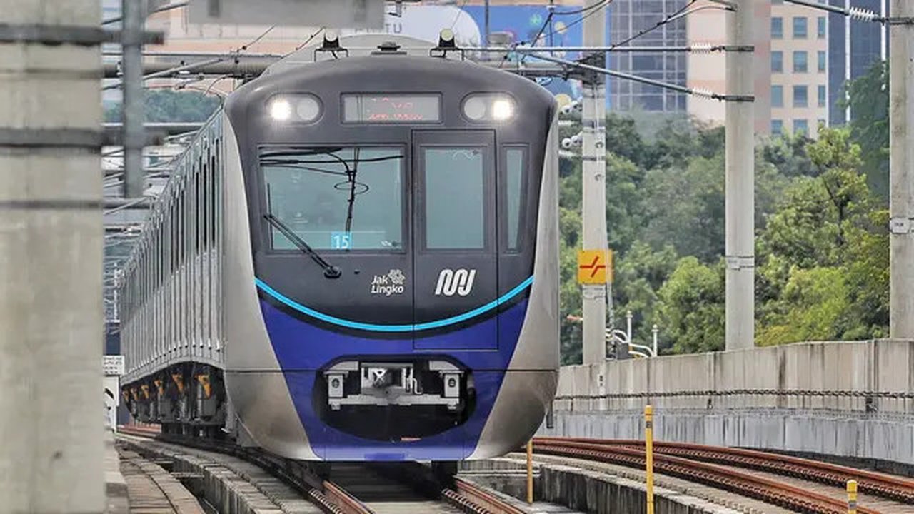 Rangkaian kereta MRT melintas menuju stasiun di Jakarta, Kamis (20/10/2022). Setelah penaikan pada 3 September 2022, rata-rata pengguna MRT per hari mengalami kenaikan rata-rata sebesar 3,