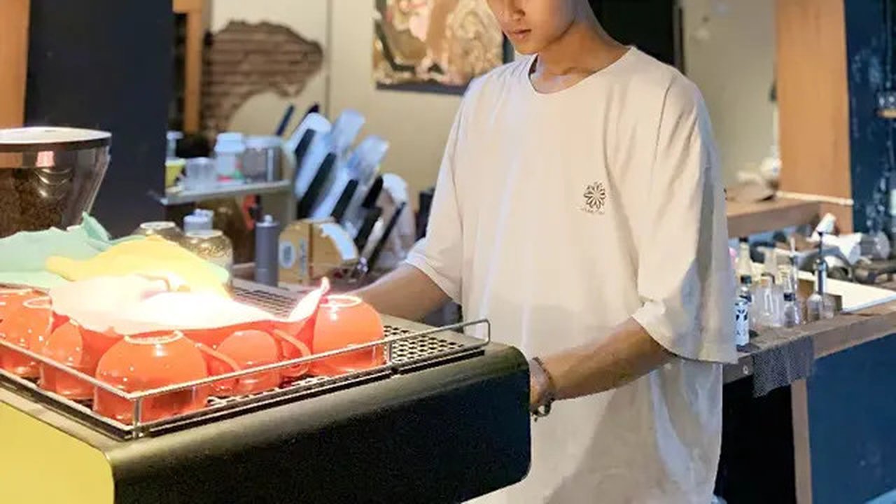 Syafi Nuha, seorang barista handal asal Kudus, siap bersaing menjadi barista handal tingkat dunia mewakili Indonesia. (Liputan6.com)