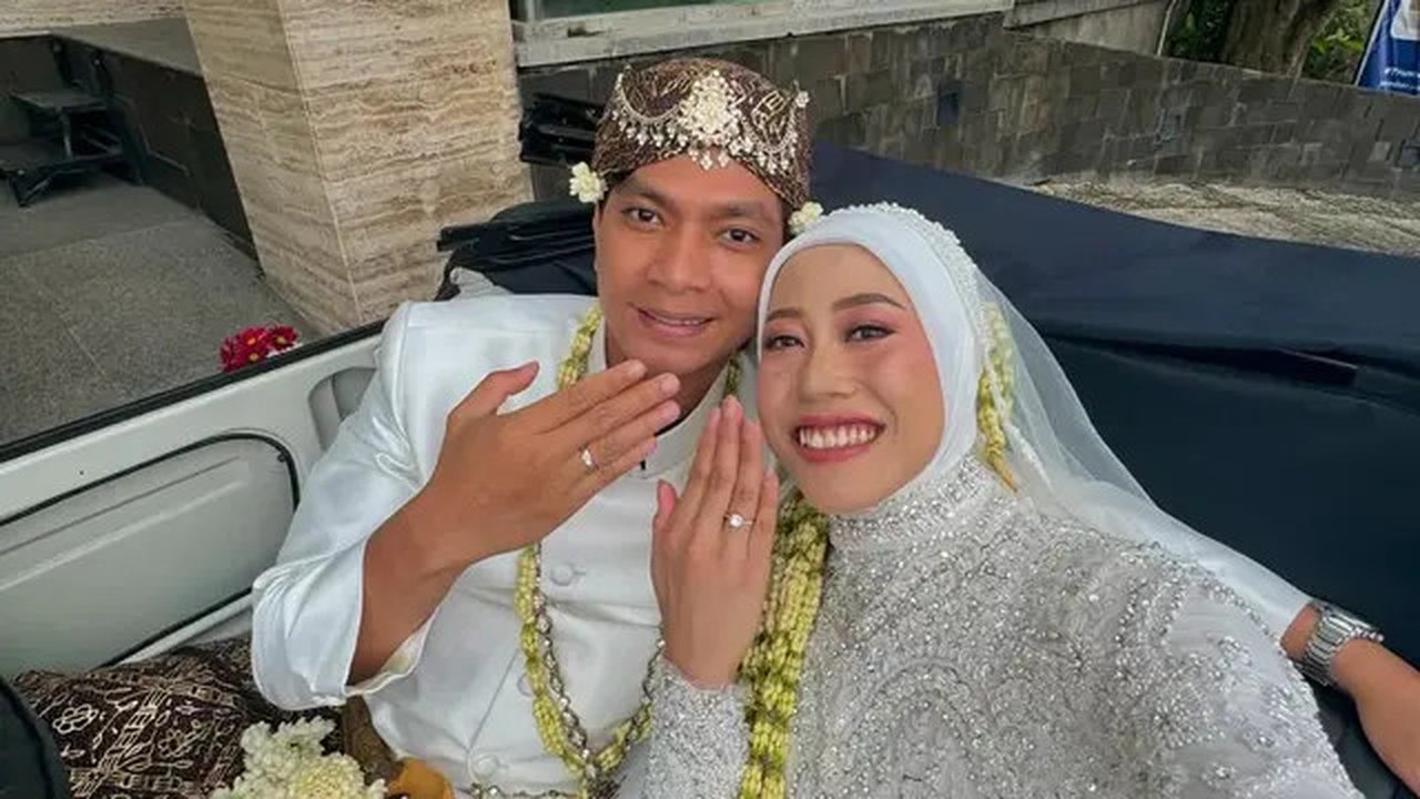 Atlet voli Megawati Hangestri dinikahi Dio Novandra Wibawa di Jember, dengan maskawin seperangkat alat salat, uang tunai Rp4.725.000, dan emas 8 gram. (Foto: Dok. Instagram @megawatihanges