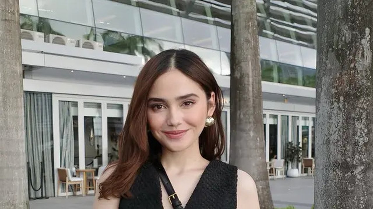 Lihat di sini gaya elegan Syifa Hadju liburan di Singapura. [@syifahadju].