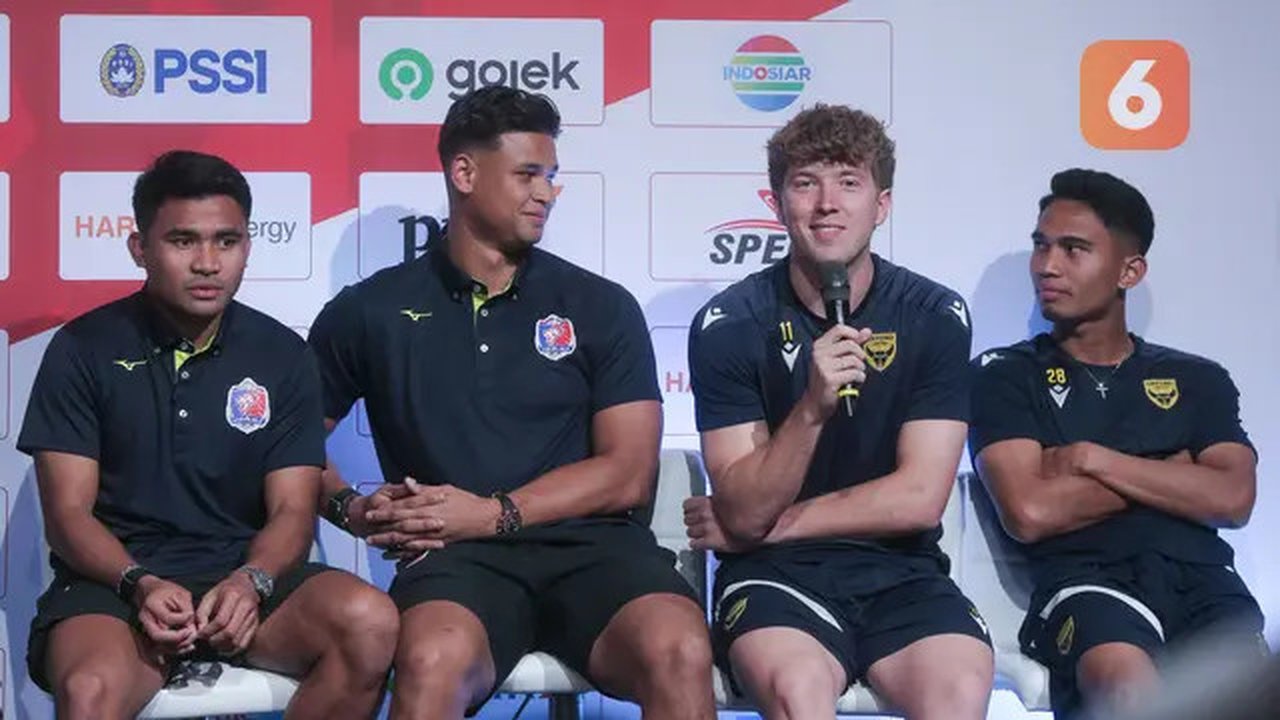 Pemain Oxford United, Ole Romeny, memberikan keterangan dalam konferensi pers terkait Piala Presiden 2025 di SCTV Tower, Senayan, Jakarta Pusat, Jumat (4/7/2025).(Bola.com/M Iqbal Ichsan)
