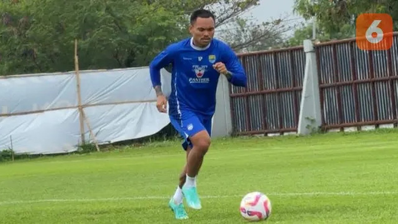 Saddil Ramdani saat berlatih bersama skuad Persib Bandung di lapangan pendamping Stadion GBLA, Kota Bandung, Selasa (1/7/2025). (Bola.com/Erwin Snaz)