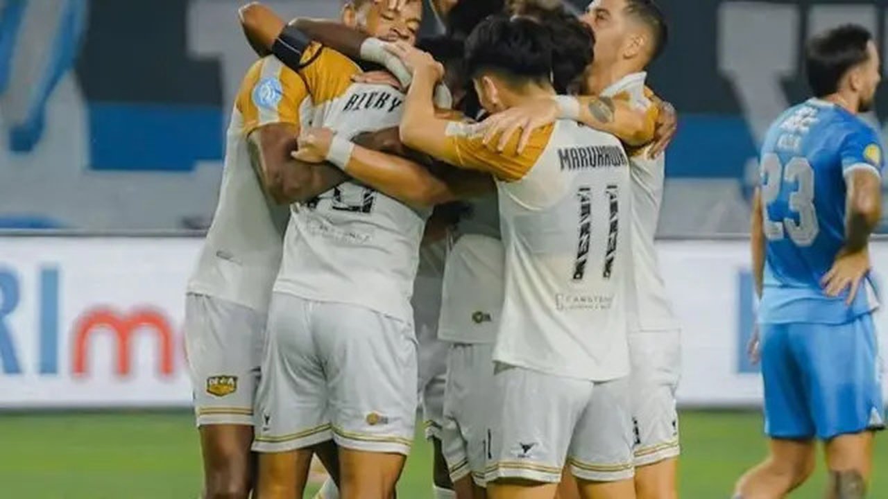 Skuad Dewa United merayakan gol Alex Martins ke gawang Persib Bandung, Jumat (17/1/2025) (c) Dok. Dewa United