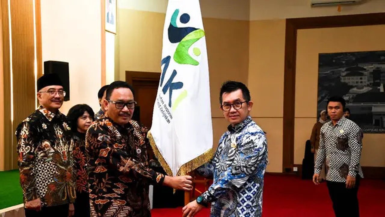 Kepala Lembaga Administrasi Negara (LAN) Muhammad Taufiq secara resmi mengukuhkan Dewan Pengurus Pusat Ikatan Nasional Analis Kebijakan (INAKI) sebagai rumah baru bagi para pemangku jabatan f