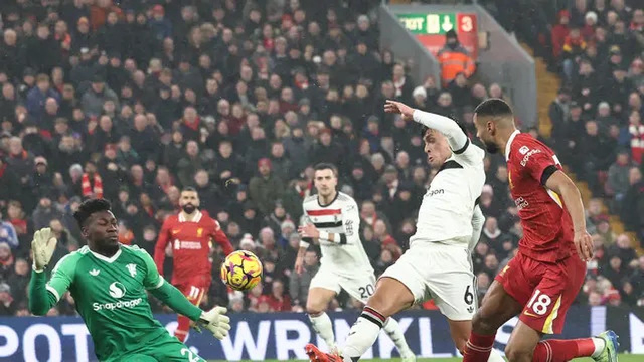 Duel antara Liverpool kontra Manchester United (MU) dalam laga pekan ke-20 Premier League 2024/2025 di Anfield, Minggu (5/1/2025) malam WIB. Liverpool dan MU bermain imbang 2-2 dalam pertandi