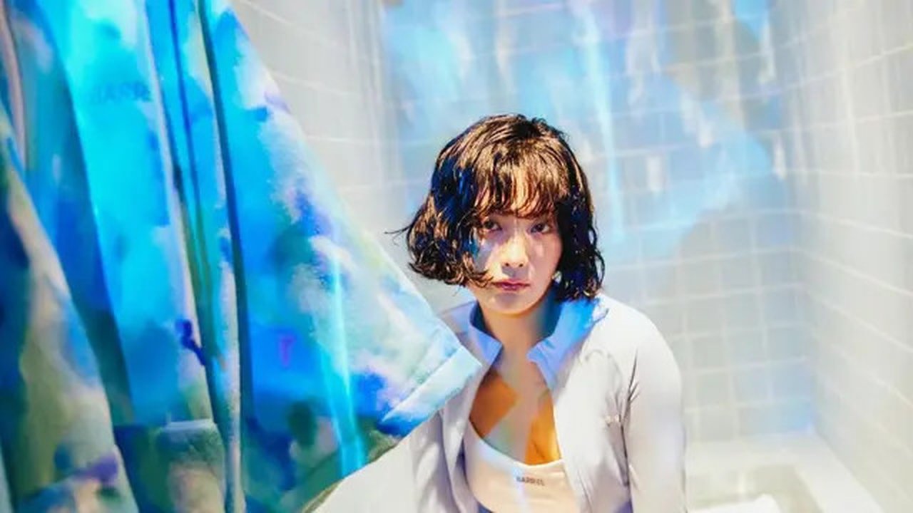 Nana yang selama ini lebih identik dengan rambut panjang yang indah bikin pangling dengan penampilan barunya. [Foto: Instagram/ getbarrel.official]