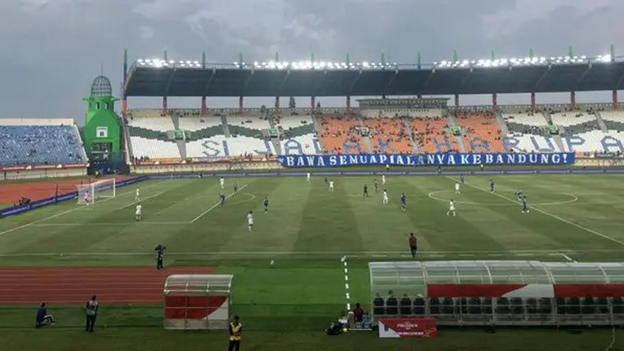 Wartawan Inggris, Liam Rice, menikmati suasana di Stadion Si Jalak Harupat saat menyaksikan Piala Presiden 2025. (Dok. Oxford Mail/Liam Rice)