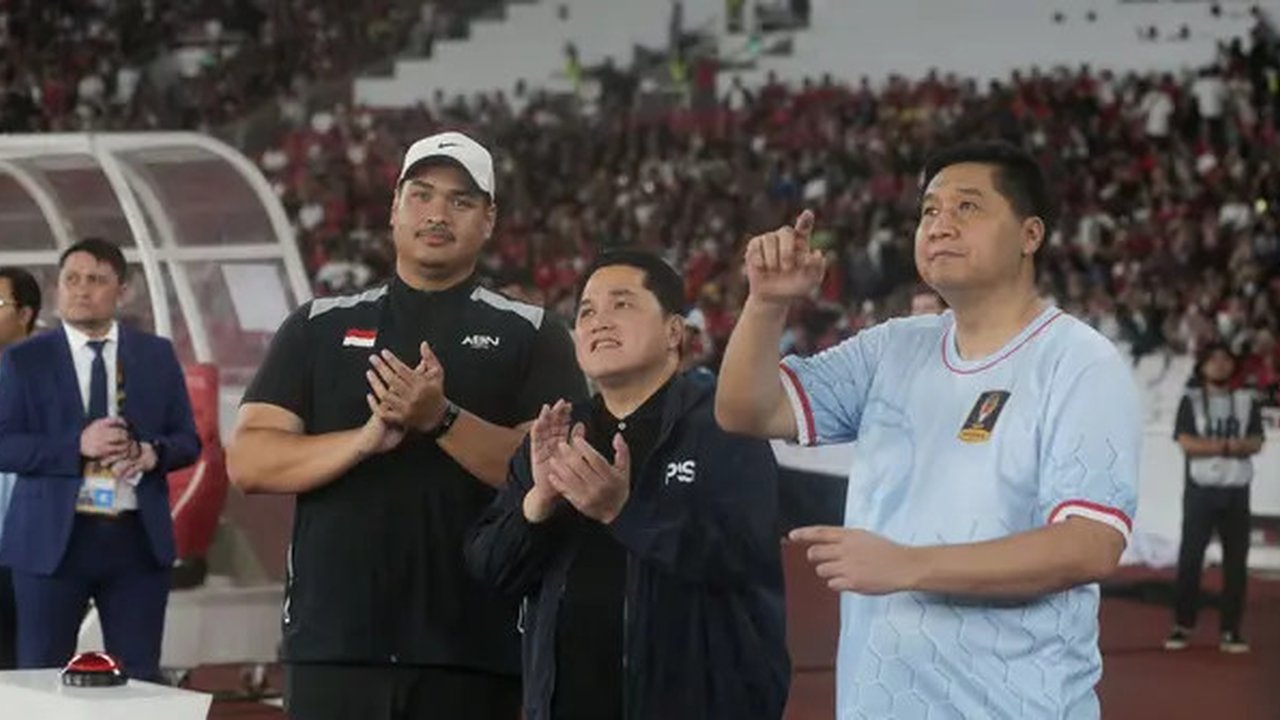 Erick Thohir (tengah) bersama Menpora Dito Ariotedjo (kiri) dan Ketua Steering Committee Piala Presiden 2025, Maruarar Sirait (kanan) dalam opening ceremony Piala Presiden 2025 di Stadion
