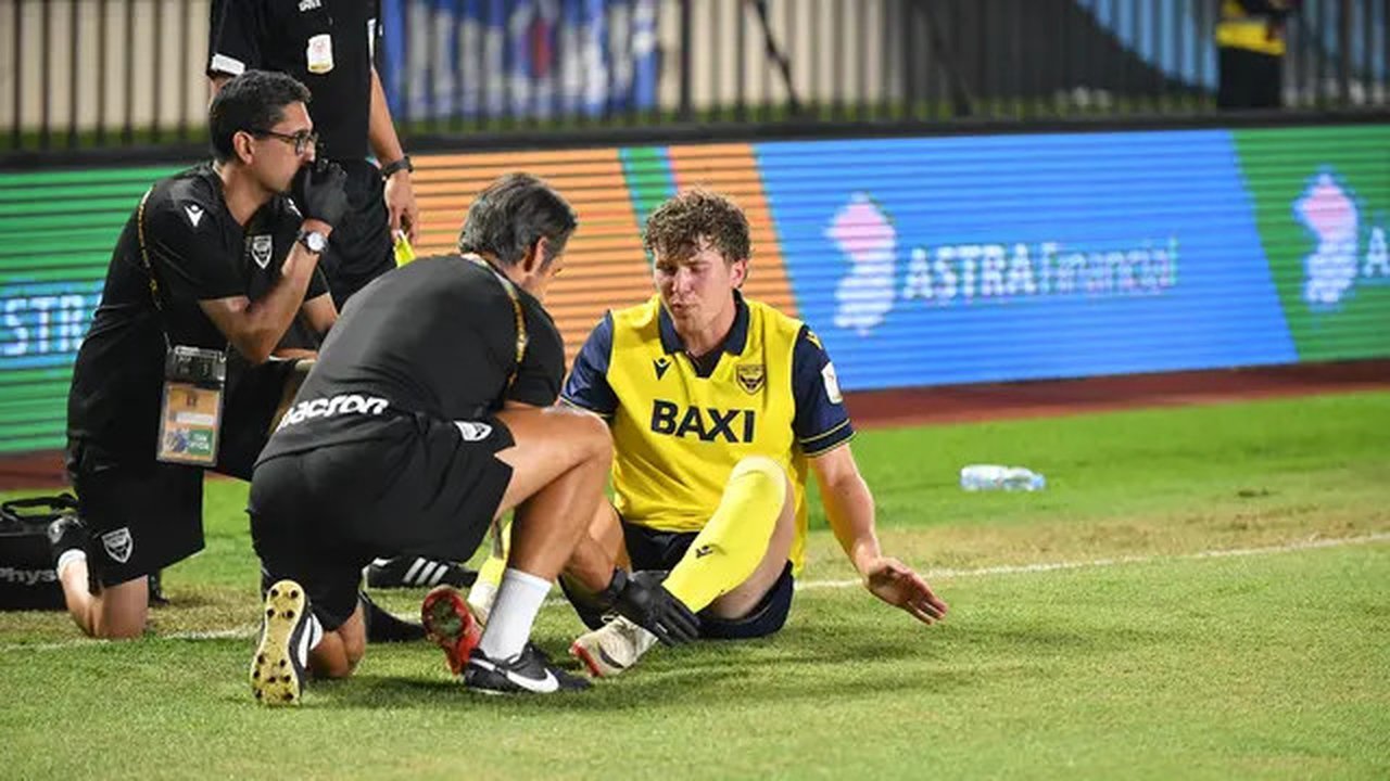 Penyerang Oxford United, Ole Romeny, mengalami cedera saat timnya bersua Arema FC pada laga lanjutan Grup A Piala Presiden 2025 di Stadion Si Jalak Harupat, Kabupaten Bandung, Kamis (