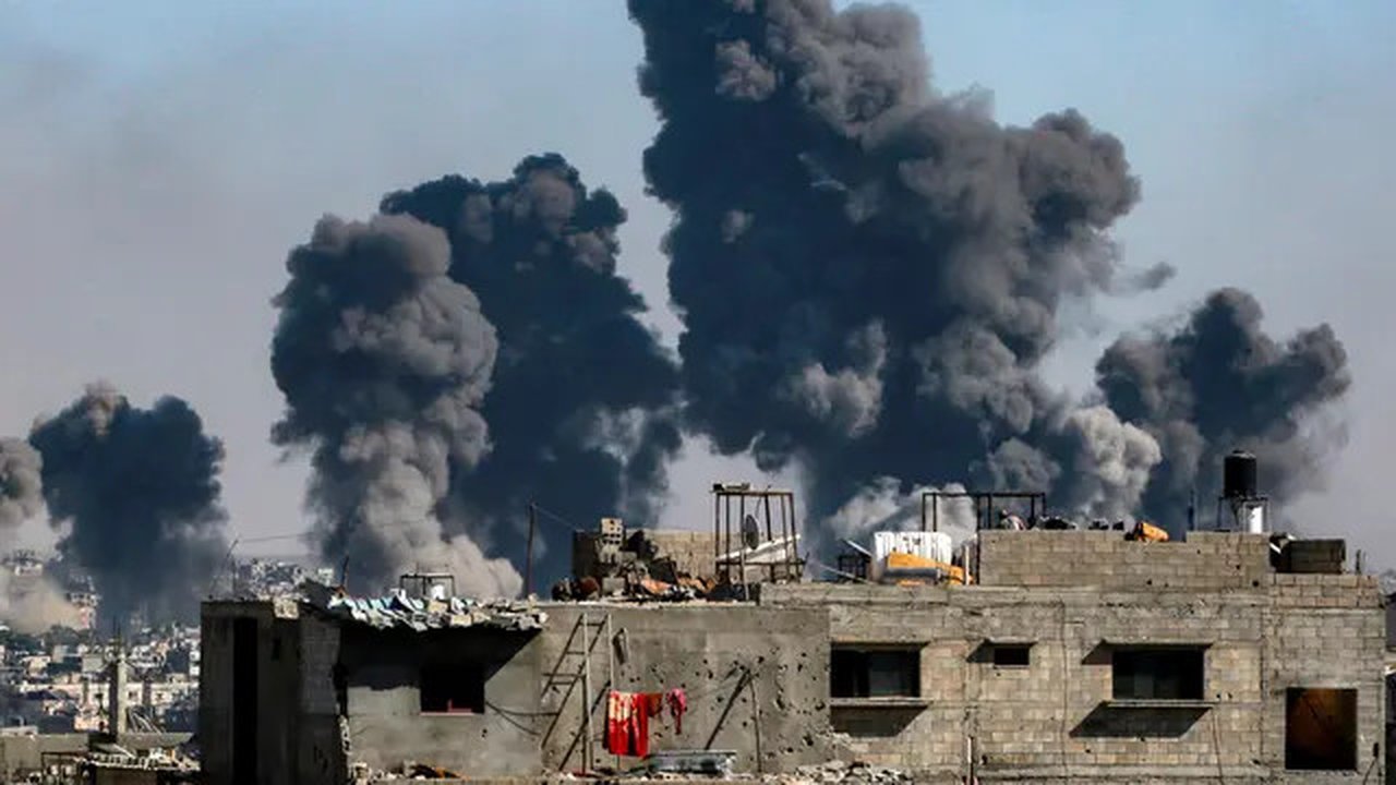 Gumpalan asap yang mengepul akibat pengeboman Israel di Kota Gaza, Jalur Gaza, Palestina, pada 9 Juli 2025. (Bashar TALEB/AFP)