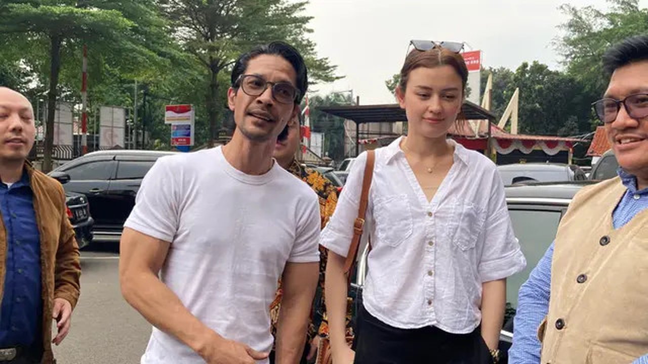 Edward Akbar kembali bertemu dengan Kimberly Ryder di Polres Metro Jakarta Selatan, Jumat (11/7/2025). (Liputan6.com/M Altaf Jauhar)