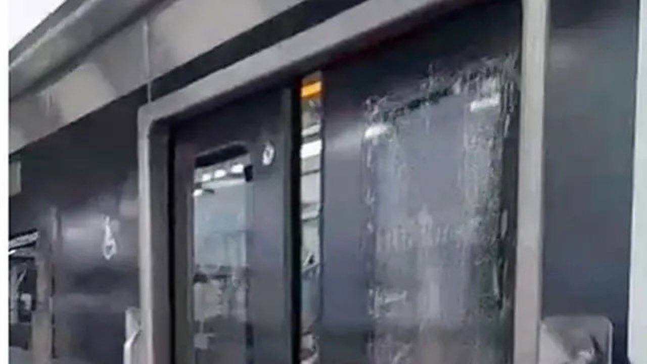 Penampakan pintu kereta rel listrik (KRL) impor asal China terkena lemparan batu pada Jumat (11/7/2025), pukul 16.05 WIB. (Dok KAI)