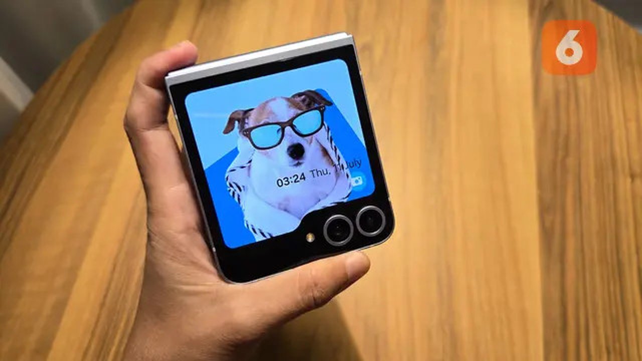 Smartphone layar lipat terbaru Samsung Galaxy Z Flip 6, hadir dengan sejumlah peningkatan. Kini Galaxy Z Flip 6 sudah bisa dipesan di Indonesia melalui pre-order (Liputan6.com/ Agustin Setyo
