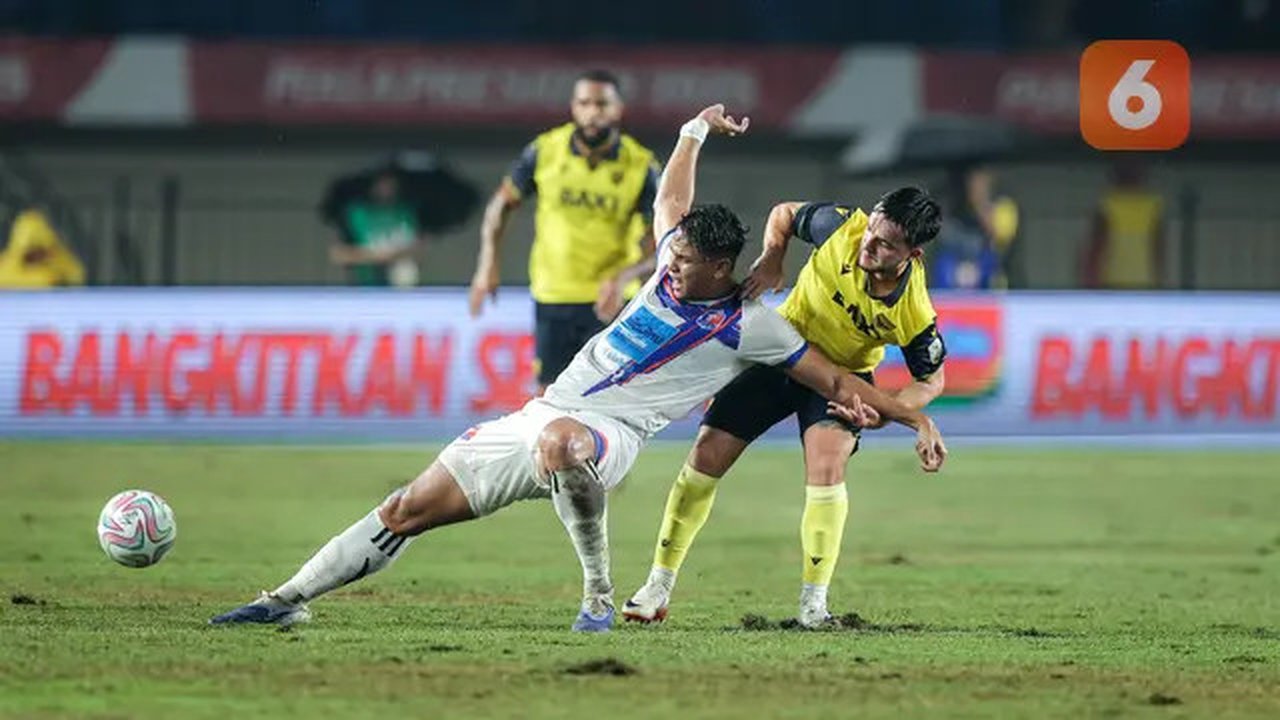 Irfan Fandi (kiri) ditarik bajunya oleh pemain Oxford United pada final Piala Presiden 2025 di Stadion Si Jalak Harupat, Kabupaten Bandung, pada Minggu (13/7/2025) malam WIB. (Bo