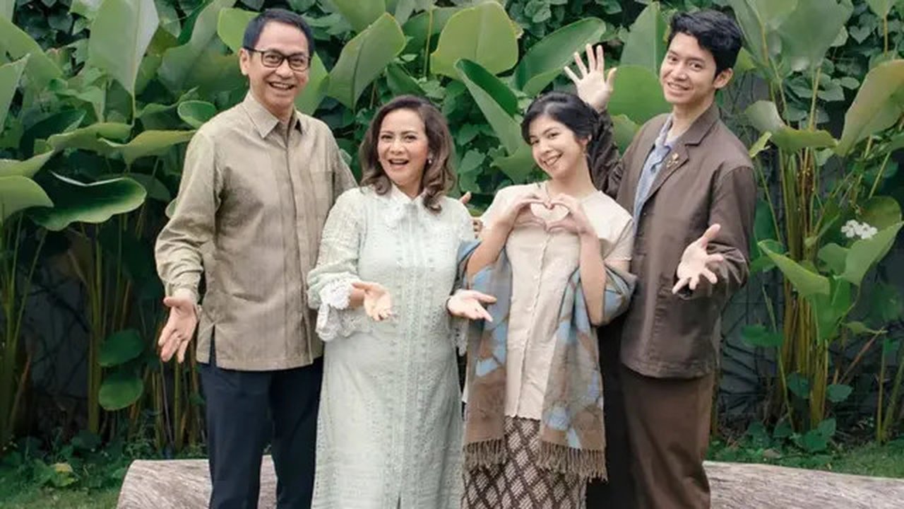 Penampilan awet muda Addie MS dan Memes di momen lamaran Tristan Juliano. (sumber: Instagram/memes605)