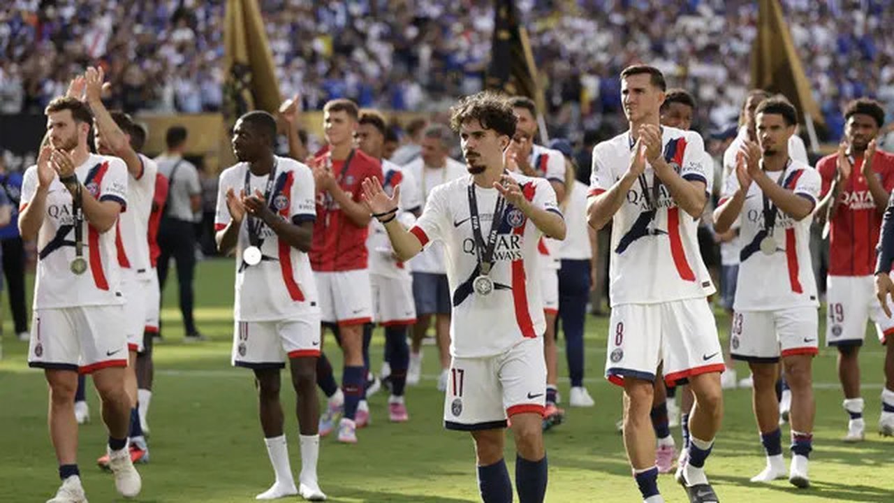 Ekspresi para pemain PSG usai kalah dari Chelsea di final Piala Dunia Antarklub 2025, Senin (14/7/2025). (AP Photo/Adam Hunger)