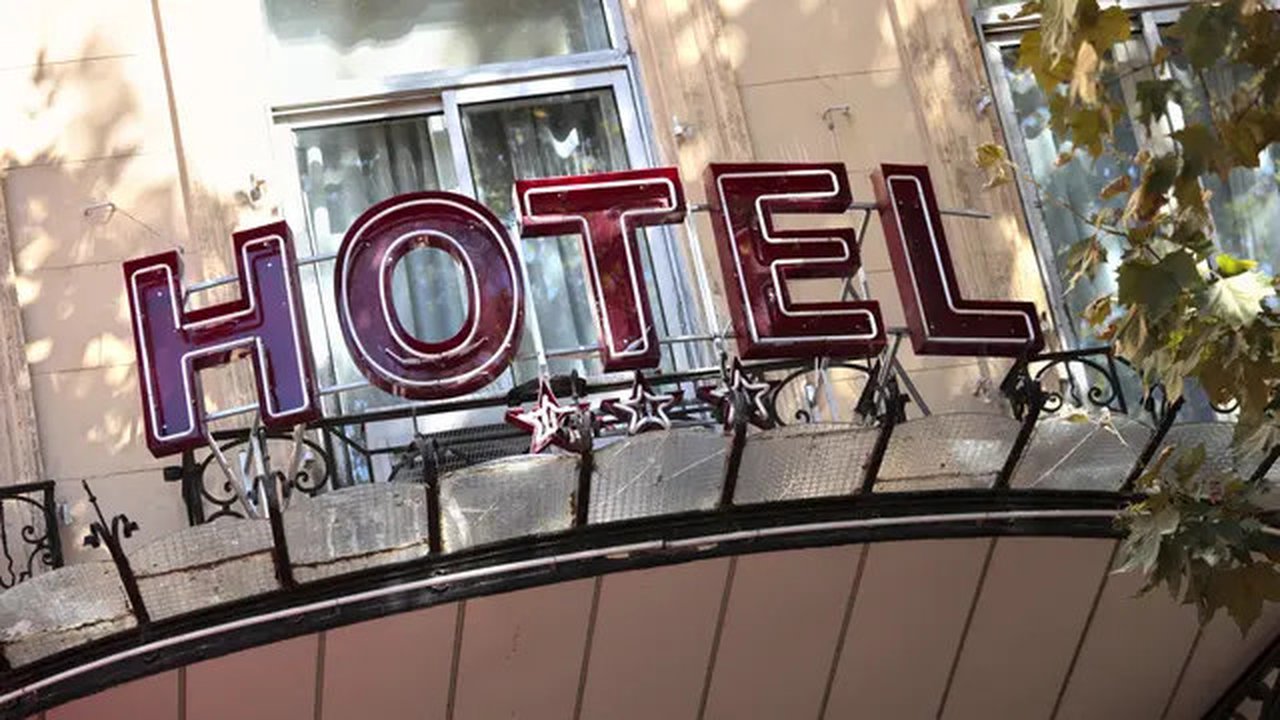 Ilustrasi hotel. (Image by kstudio on Freepik)