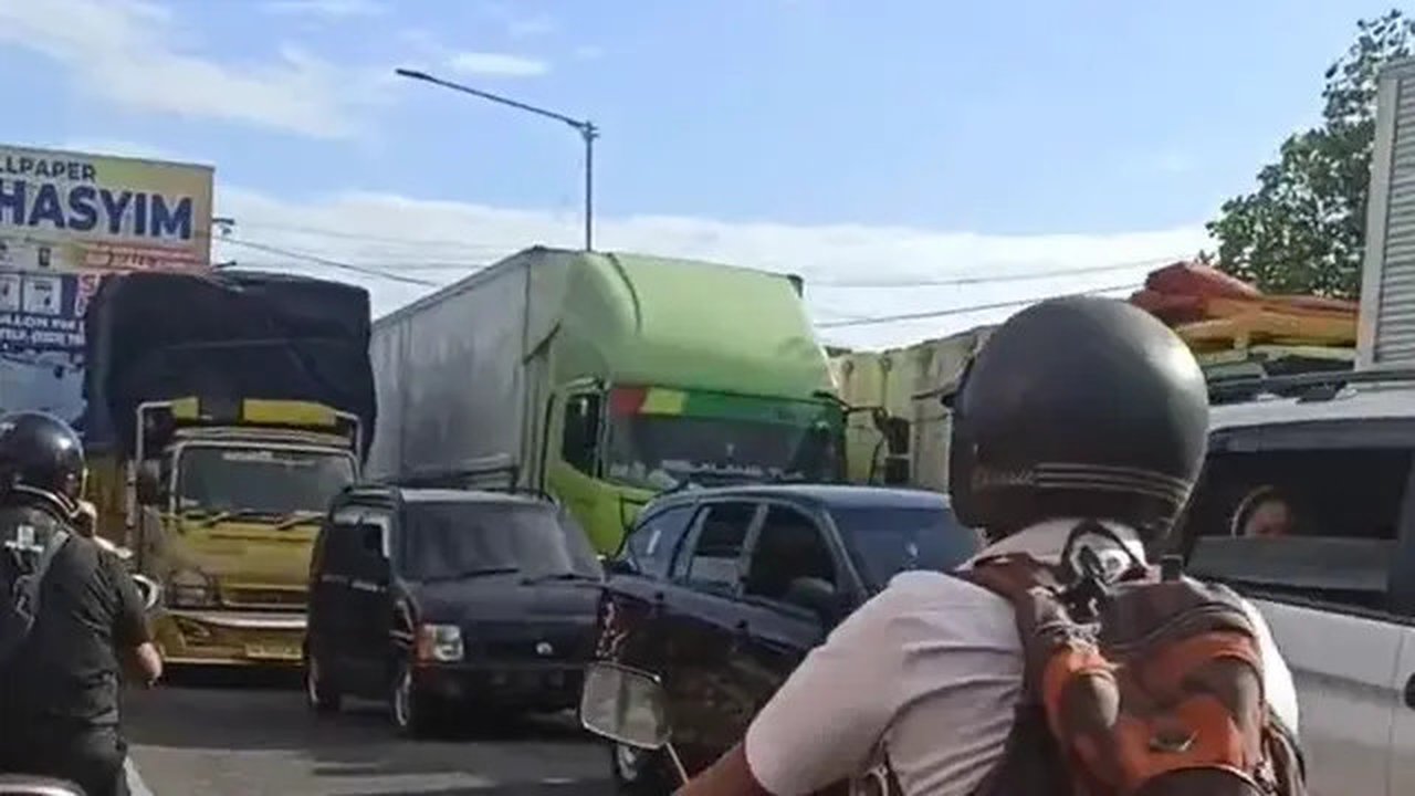 Kemacetan total terjadi di kawasan pelabuhan Ketapang Banyuwangi imbas dari pembatasan angkutan kapal di Pelabuhan  LCM Ketapang Banyuwangi (Istimewa)