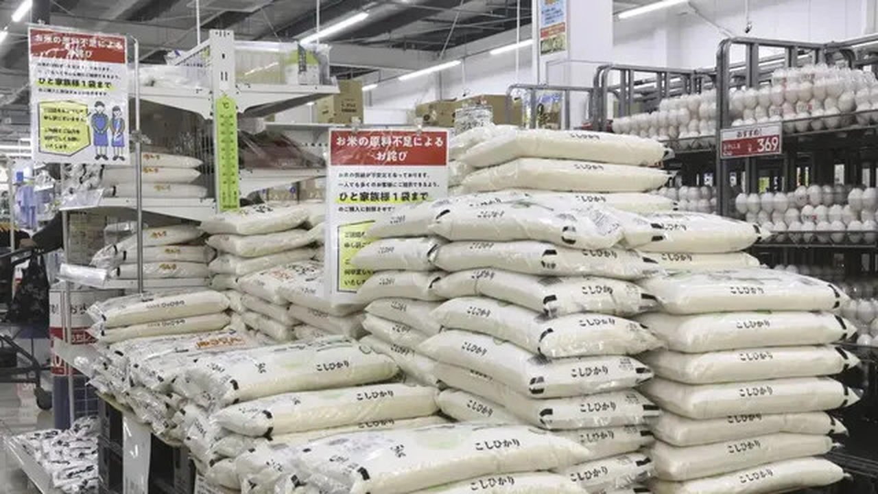 Beras di supermarket Jepang. (Kyodo News Via AP)