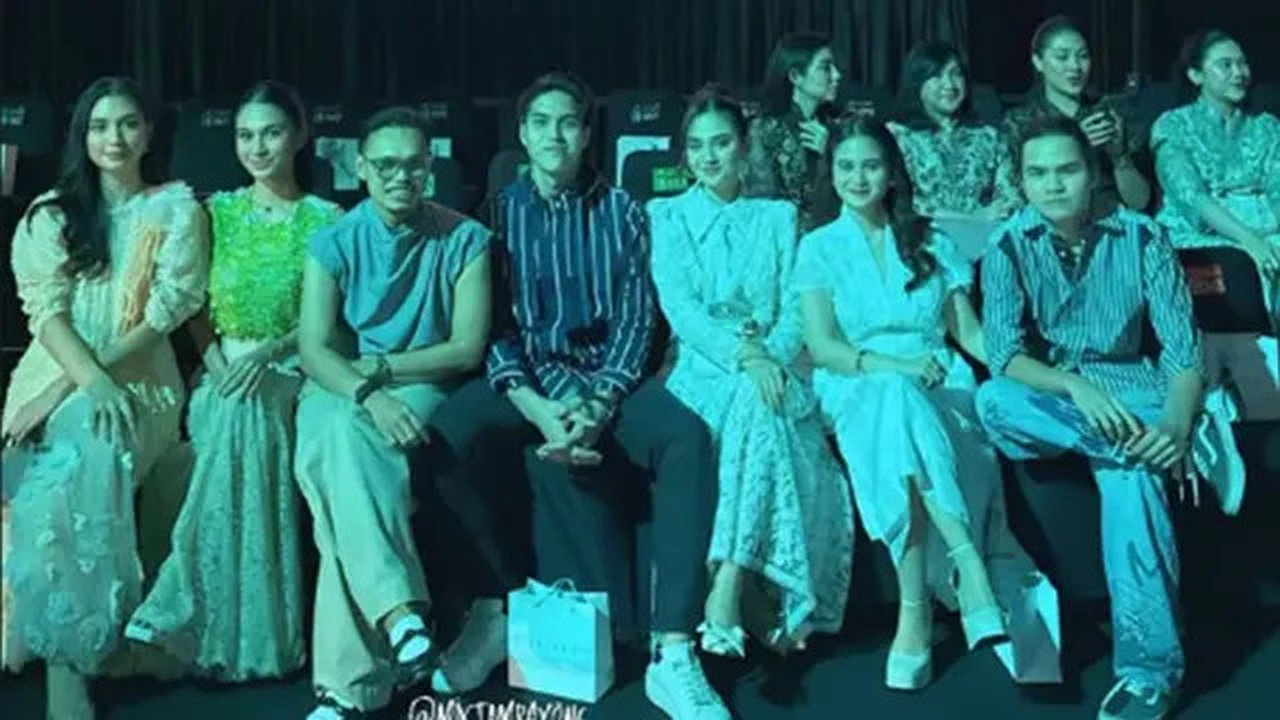 Artis hadir di Artkea Annual Show 2025, tampil menawan dengan outfit brokat. [IG: @wanda_haraa]