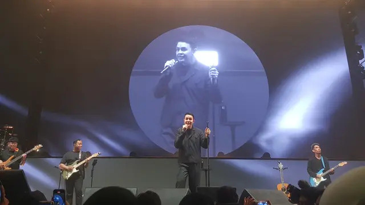 Tulus saat tampil di ajang Skyavenue 2025, yang digelar di Istora Senayan, Jakarta (19/7/2025). (Liputan6.com/Tsabitah Ashilah)