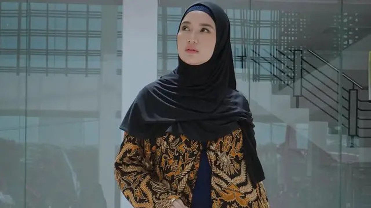 Model Baju Batik Hijab Kekinian Chaca Frederica (Foto: Instagram @chafrederica)
