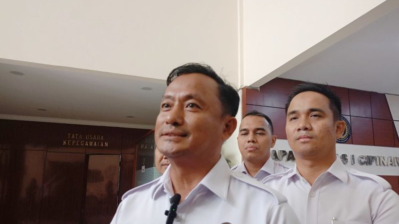 Lapas Cipinang memindahkan 16 narapidana terkait kasus Prostitusi Online Lapas Cipinang ke Nusa Kambangan. Penasaran bagaimana praktik ini terungkap?