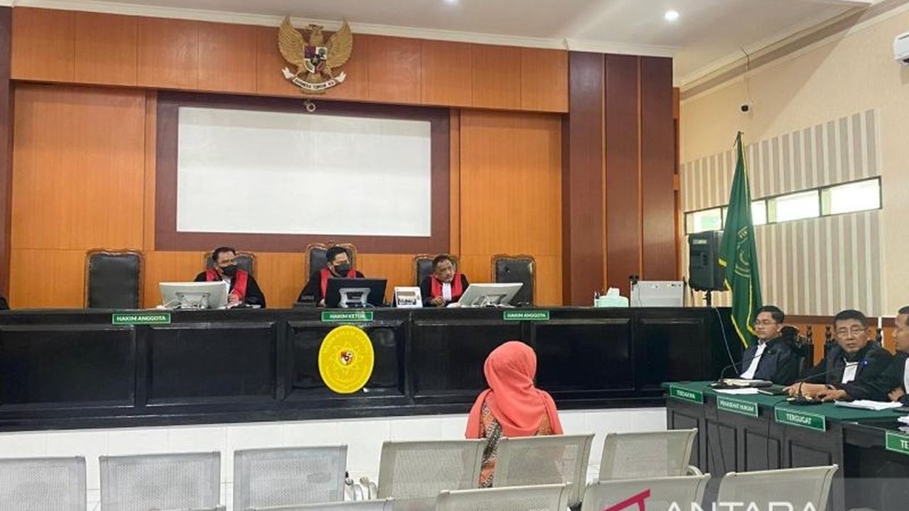 Sidang Korupsi Sekda Kendari Nahwa Umar kembali bergulir dengan menghadirkan dua saksi pensiunan ASN yang mengungkap kejanggalan dalam prosedur anggaran, memicu pertanyaan tentang validitas bukti.