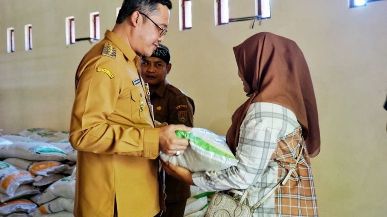 Tahukah Anda? Bupati Magelang Salurkan Bantuan Pangan Beras di Desa Tempak, 2.457 Ton Disiapkan!