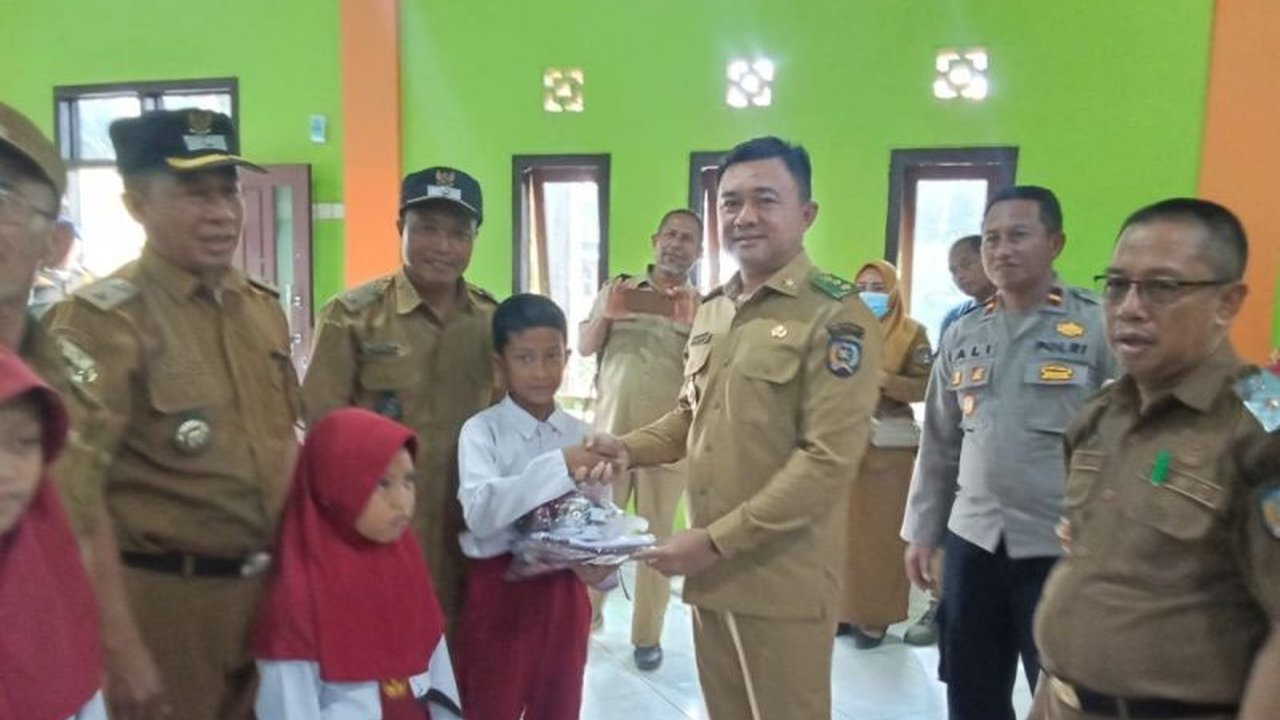 Pemerintah Kabupaten Konawe Selatan meluncurkan program seragam sekolah gratis bagi 1.400 pelajar SD dan SMP. Program ini bertujuan meringankan beban orang tua dan memastikan akses pendidikan merata.