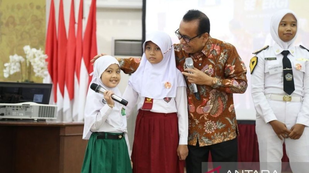 Sebanyak 67 anak pegawai Kemenko PMK menerima beasiswa prestasi dari Menko Pratikno. Simak kisah inspiratif di balik program pendidikan ini.