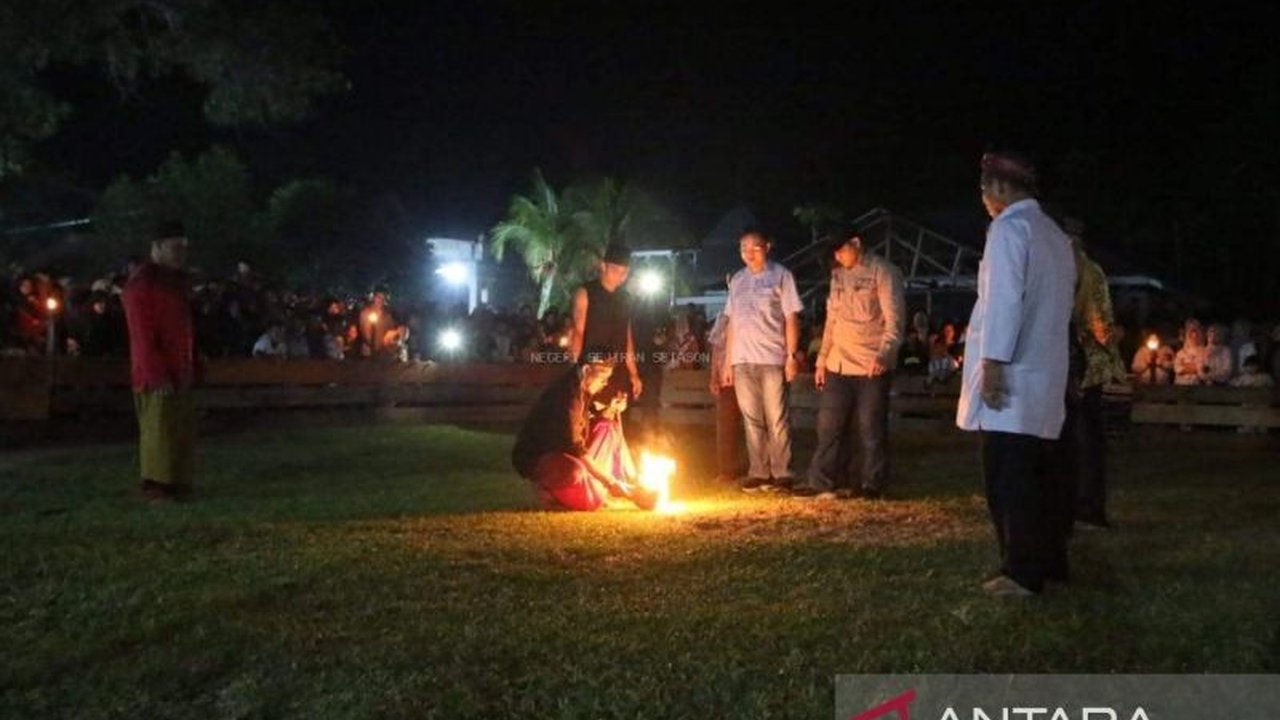 Bupati Bangka Barat mengajak masyarakat melestarikan Jerieng Culture, tradisi unik Suku Jerieng yang menampilkan permainan bola api dan Sedekah Gunung Penyabung. Simak detailnya!