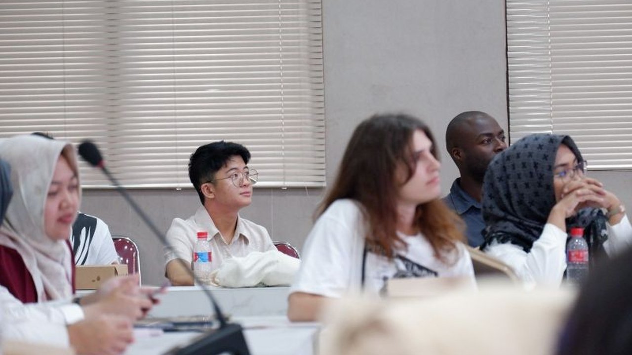 Fakultas Hukum Unej menjadi tuan rumah Kursus Internasional Akses Keadilan, menarik 36 peserta dari 12 negara untuk membahas isu keadilan global dan lokal. Apa saja yang dibahas?