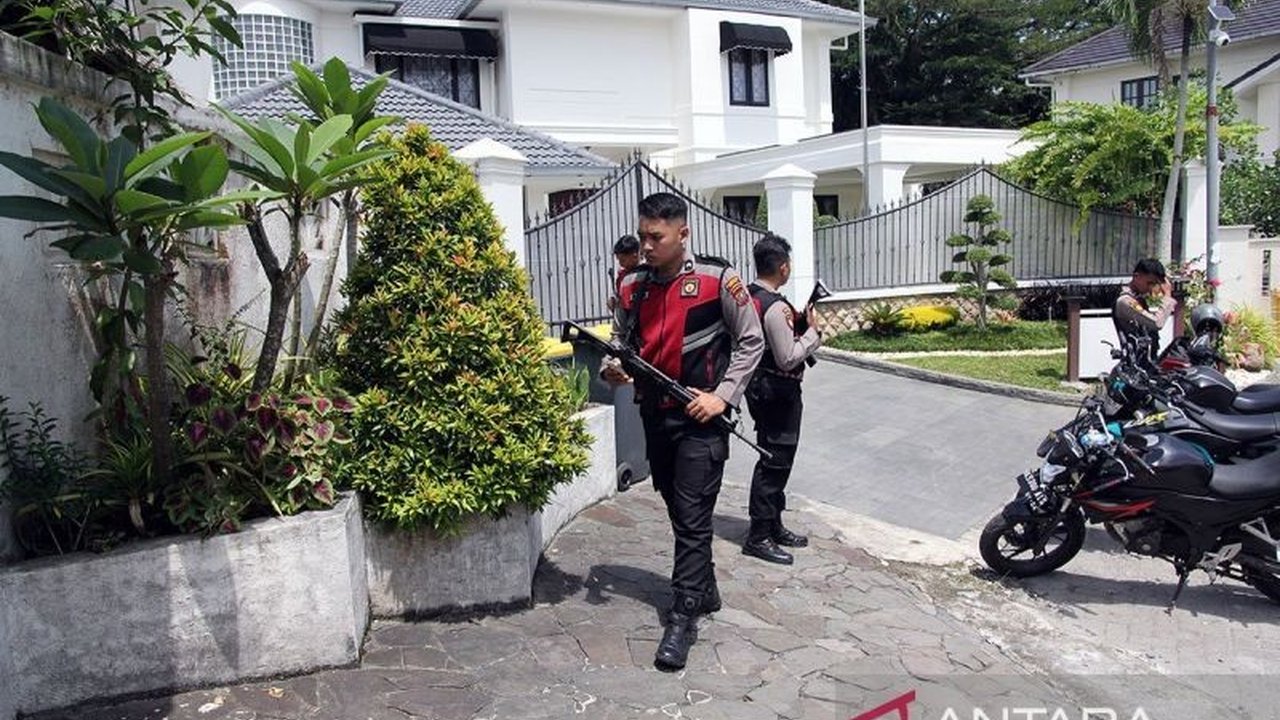 KPK Temukan Uang Topan Ginting: Istri Kepala Dinas PUPR Sumut nonaktif, Isabella Pencawan, diperiksa KPK terkait temuan uang Rp2,8 miliar dan dua senpi di rumahnya.