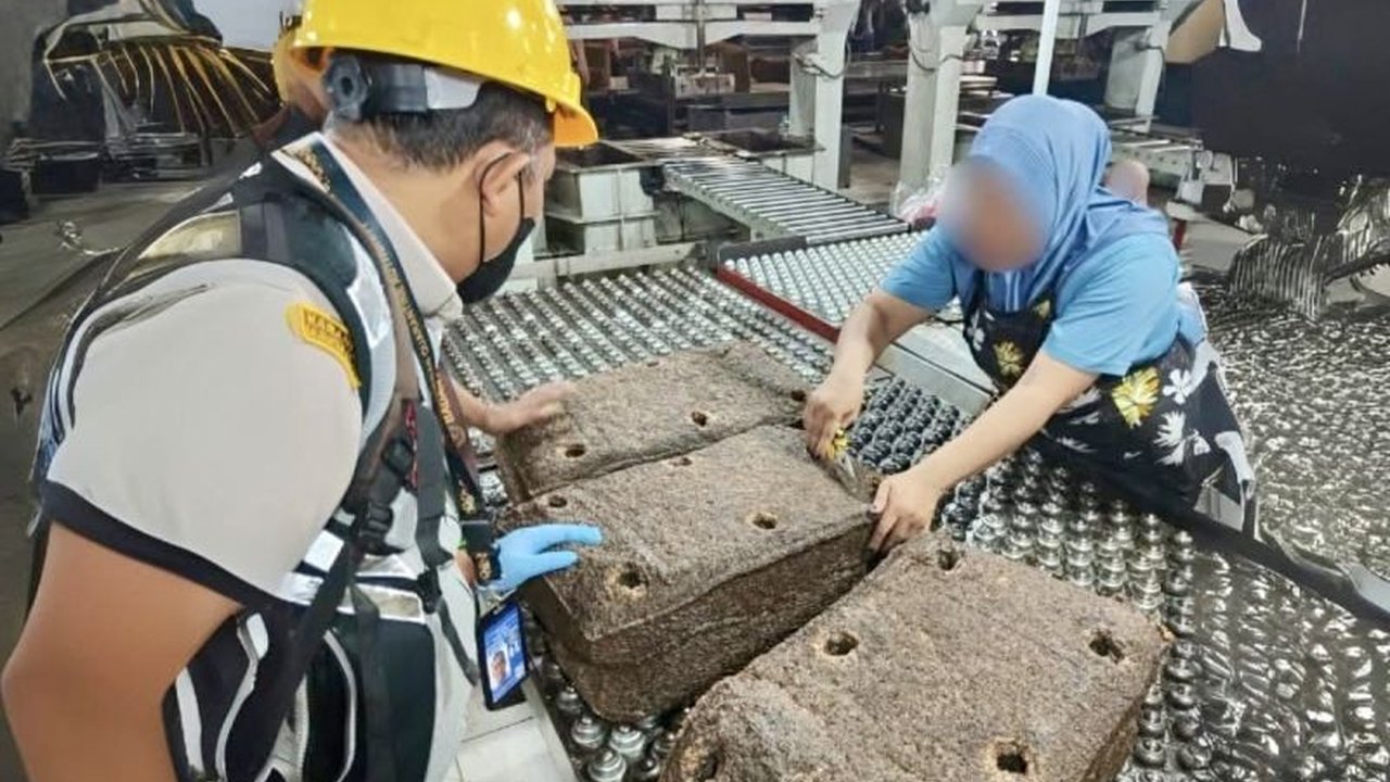 Balai Karantina Kalsel sukses sertifikasi 100,8 ton ekspor karet Kalsel ke China senilai Rp2,7 miliar. Apa rahasia di balik kualitas karet Indonesia yang mendunia?