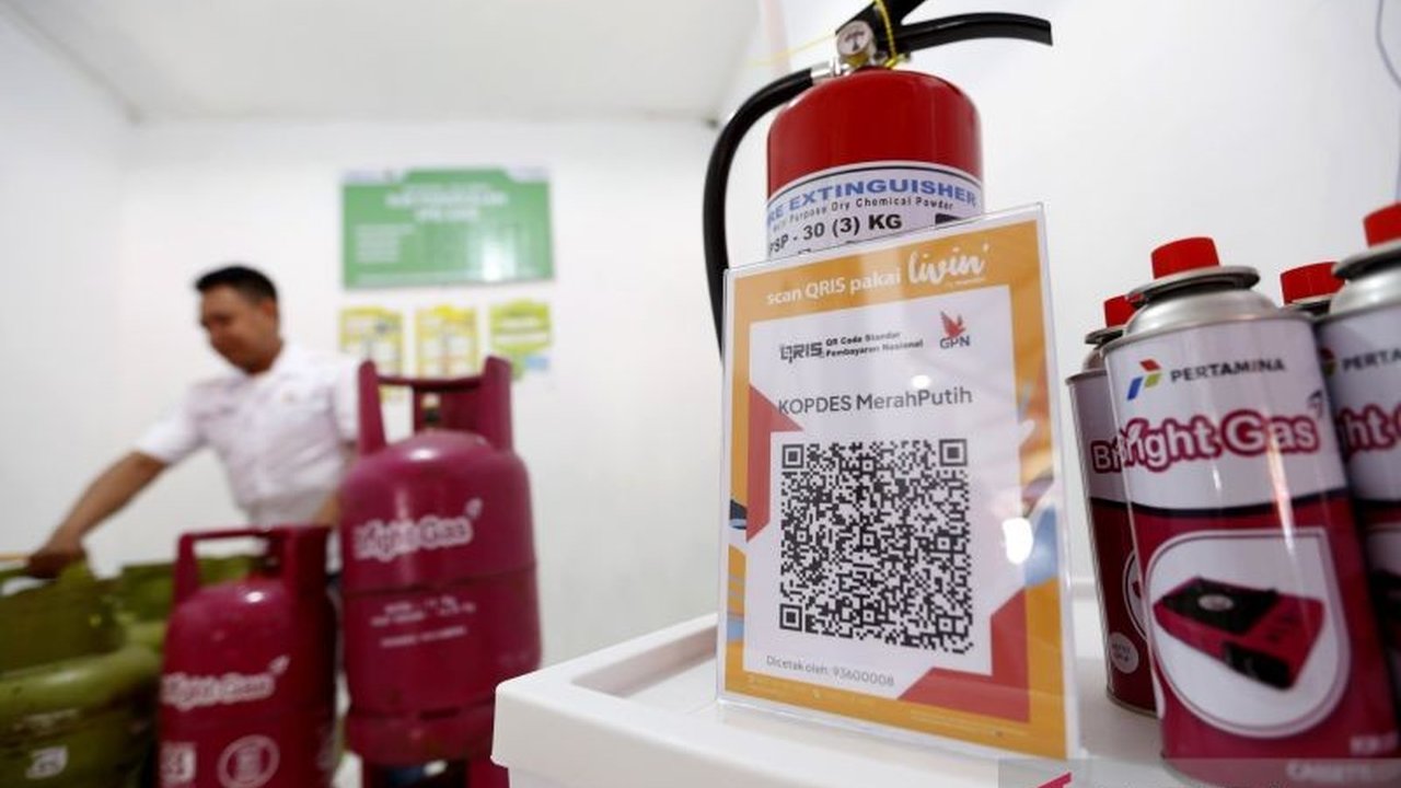 Ekonom sarankan Koperasi Desa Merah Putih fokus pada bisnis baru, bukan mengambil alih yang sudah ada, demi penciptaan lapangan kerja dan pertumbuhan ekonomi yang optimal.