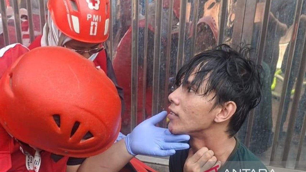 Insiden kebakaran hebat melanda Duri Utara, Tambora, Jakarta Barat, menyebabkan delapan warga cedera dan ratusan rumah ludes. Simak detail penanganan korban dan bantuan yang disalurkan.