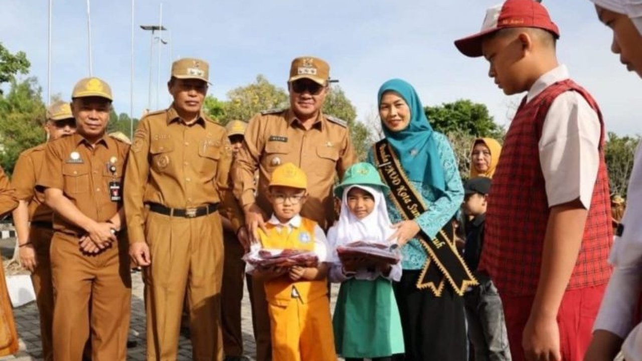 Pemerintah Kota Sungai Penuh meluncurkan program seragam sekolah gratis bagi ribuan pelajar TK hingga SMP. Inisiatif ini bertujuan meringankan beban orang tua dan memastikan akses pendidikan merata. Simak detailnya!