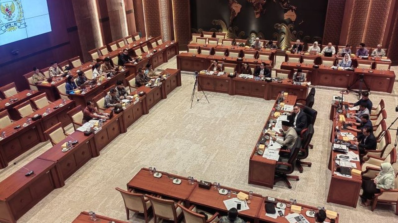 Pakar hukum Universitas Padjadjaran, Prof. Ahmad M. Ramli, menjelaskan mengapa lembaga penyiaran dan platform digital memiliki perbedaan fundamental dalam konteks Regulasi Penyiaran Digital.