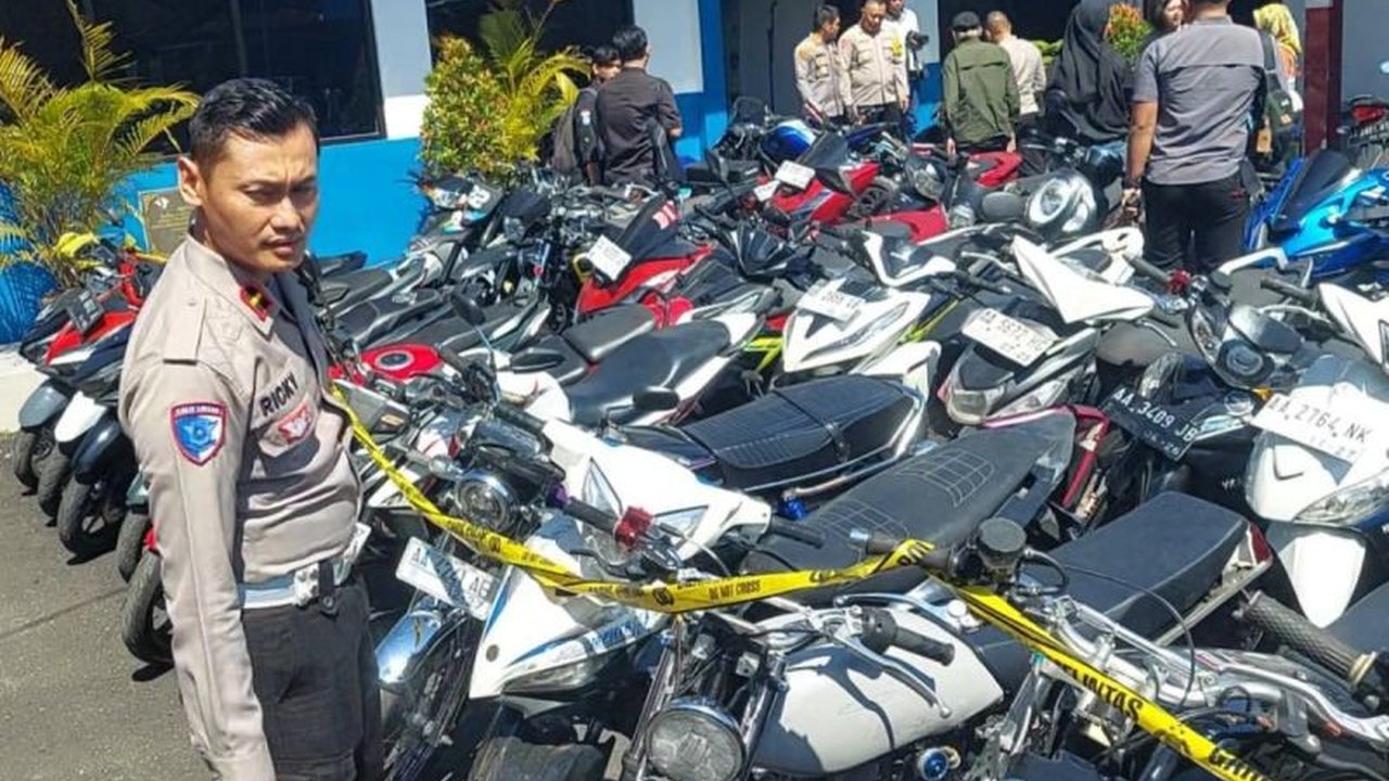Polresta Magelang berhasil menggagalkan aksi balap liar di Mertoyudan. Sebanyak 112 sepeda motor terjaring, termasuk 37 motor balap liar. Simak detail penindakan Balap Liar Magelang yang meresahkan warga.