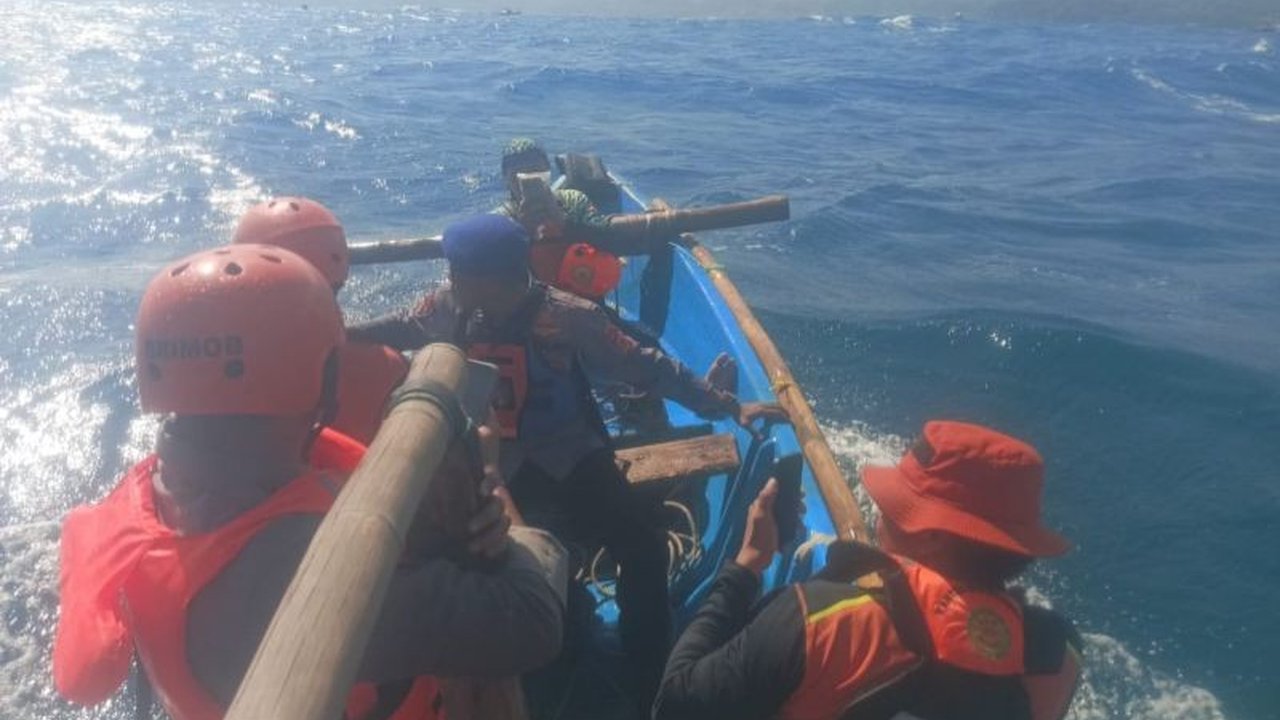 Dua mahasiswa dilaporkan hilang terseret ombak saat berenang di Pantai Puncak Guha, Garut, yang merupakan zona bahaya. Pencarian terus dilakukan, namun belum membuahkan hasil.