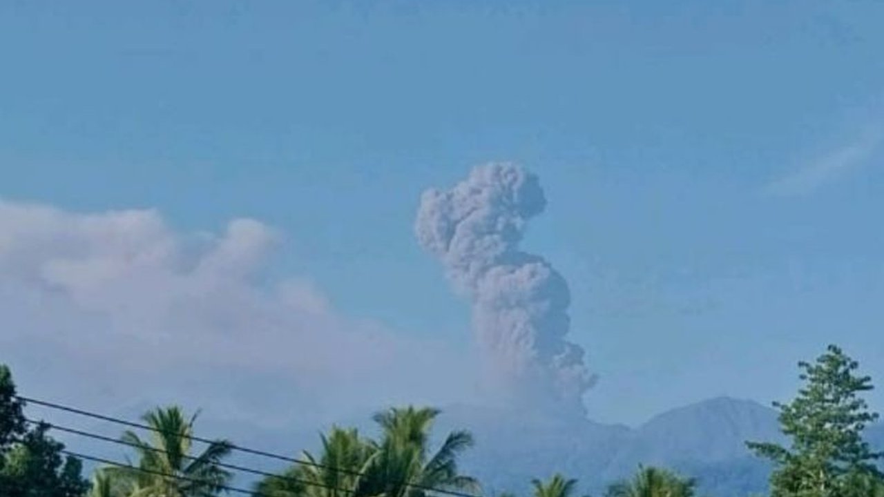 Erupsi Gunung Dukono di Halmahera Utara kembali terjadi, menyemburkan abu vulkanik setinggi 1.200 meter. Simak imbauan bagi warga sekitar dan wisatawan.