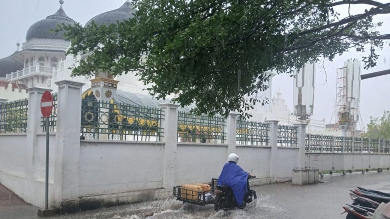 BMKG Aceh mengingatkan masyarakat untuk tetap waspada terhadap potensi perubahan cuaca ekstrem, meskipun prakiraan menunjukkan perbaikan dalam beberapa hari ke depan. Apa penyebabnya?
