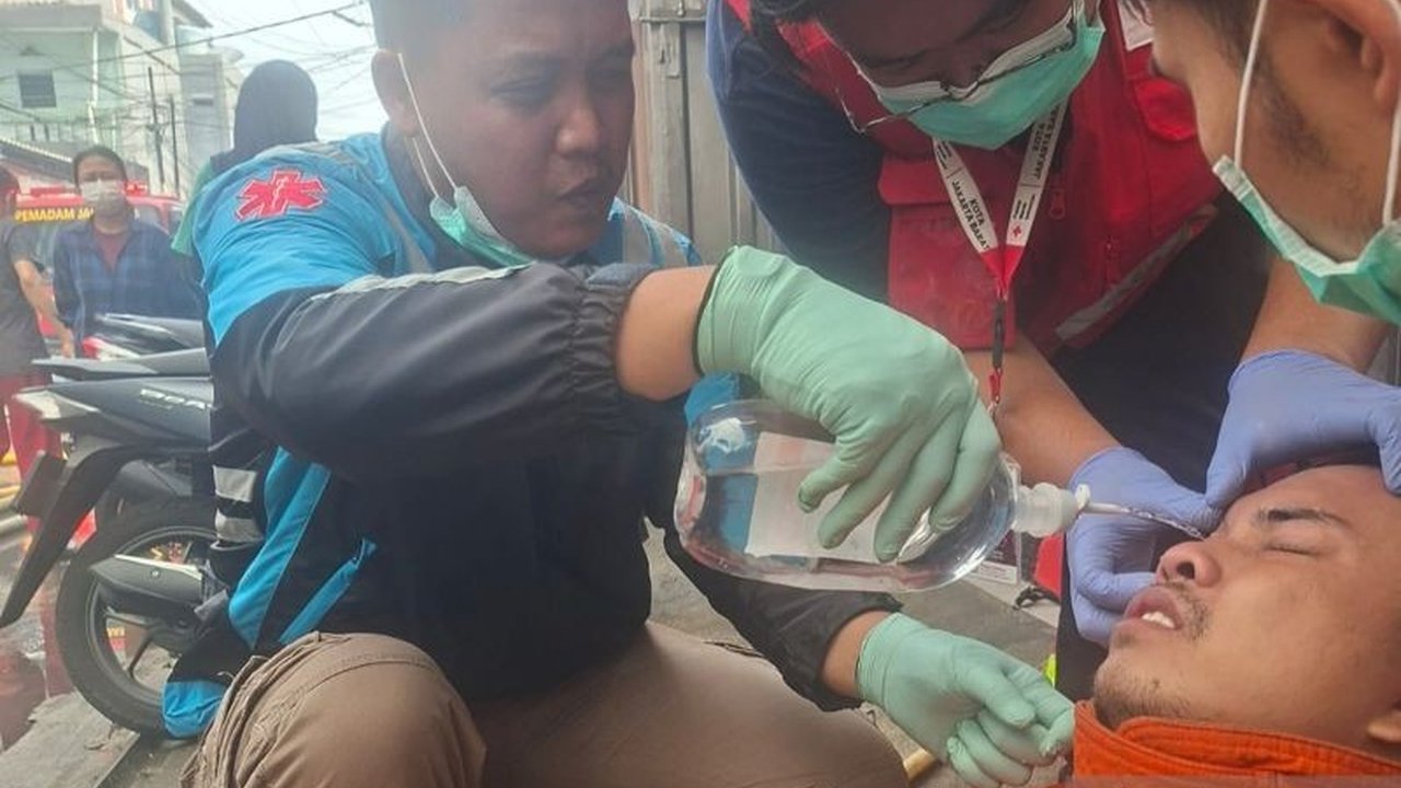 Seorang petugas Damkar cedera mata saat memadamkan api di Tambora, Jakarta Barat, setelah dilempar sambal kacang oleh warga panik. Simak detail insiden tak terduga ini.