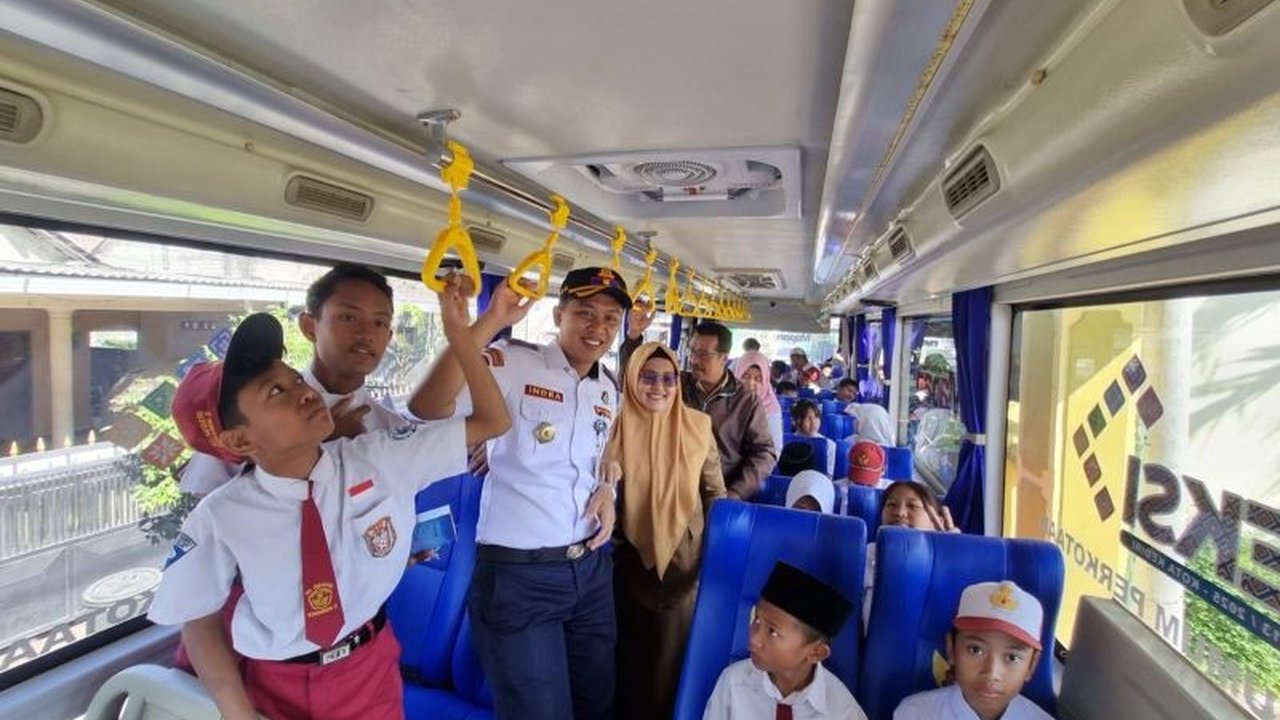 Pemkot Kediri terus mengedukasi pelajar untuk beralih ke Bus Sekolah Kediri gratis. Tingkat keterisian bus telah mencapai 100 persen, menunjukkan antusiasme tinggi dan menjadi solusi transportasi aman.