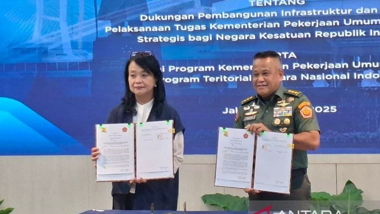 Kerja Sama Kementerian PU dan TNI semakin erat! Kolaborasi strategis ini fokus pada pembangunan infrastruktur di wilayah 3T dan rawan bencana, demi pemerataan pembangunan.