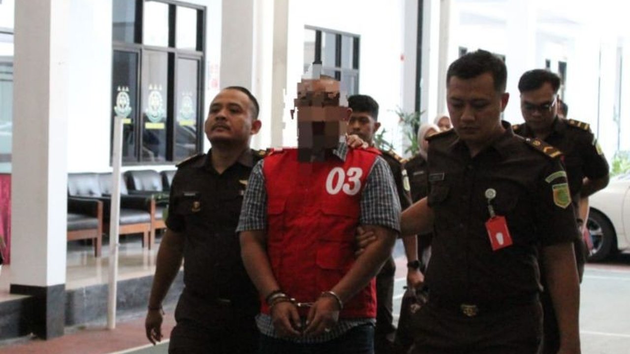 Mantan kepala unit bank di Kuningan ditetapkan sebagai tersangka dalam kasus kredit fiktif yang merugikan negara hingga Rp4,6 miliar. Simak detail modusnya!