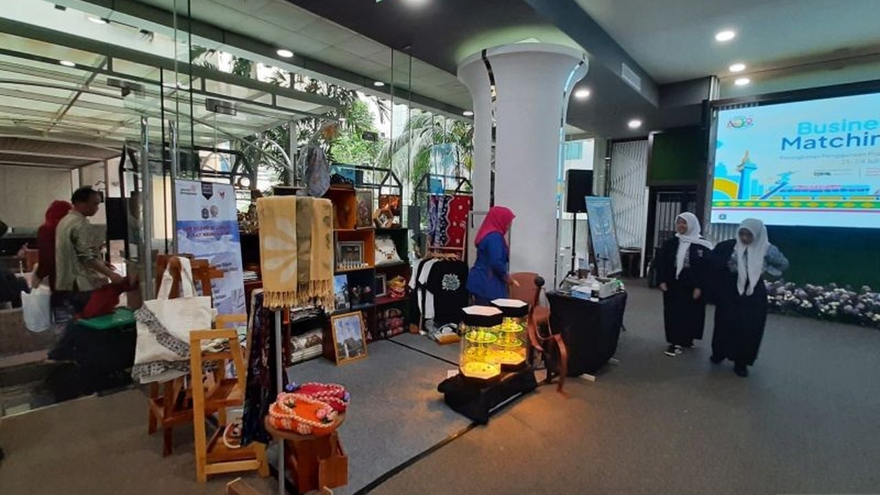 Program P3DN DKI Jakarta menjadi benteng pertahanan ekonomi nasional, krusial hadapi tarif impor AS 19% demi kemandirian industri dan serapan tenaga kerja lokal.