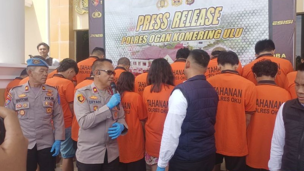 Polres OKU berhasil mengungkap 13 kasus narkoba selama Juli 2025, mengamankan 17 tersangka termasuk 12 residivis, dan mengungkap modus transaksi daring yang canggih.