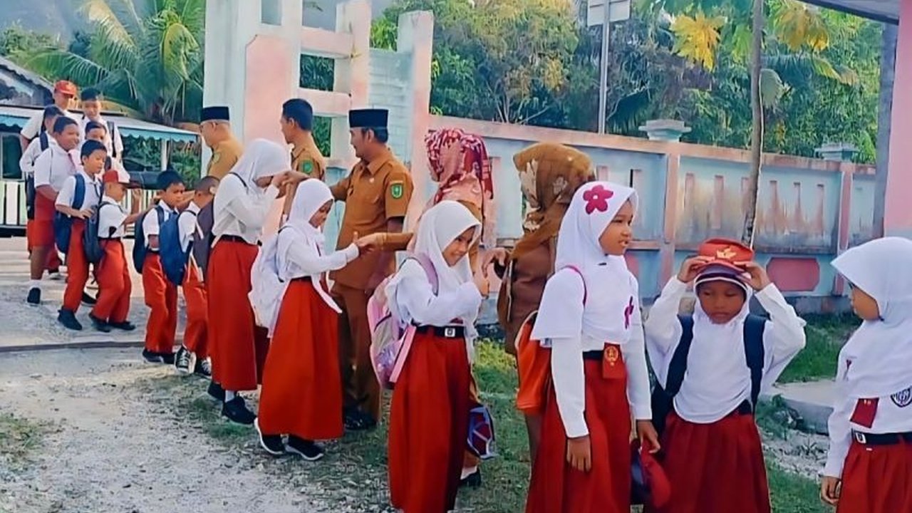 Pemkab Natuna mengambil langkah progresif dengan memasukkan materi bahaya judi online dan Napza dalam MPLS SMP, demi wujudkan Generasi Emas 2045. Simak selengkapnya!